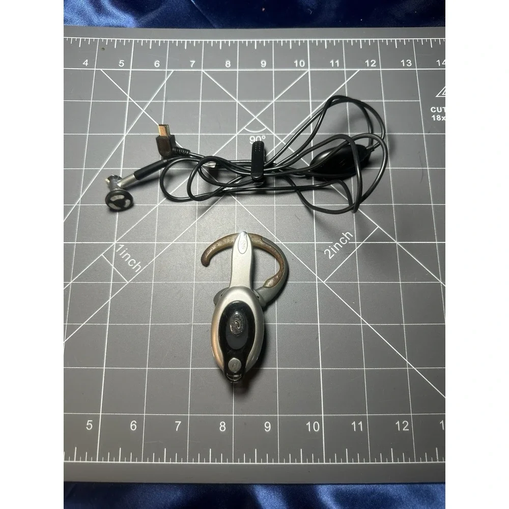 Vintage Motorola HS810 Bluetooth Wireless Headset Ear Hook Untested Parts Repair